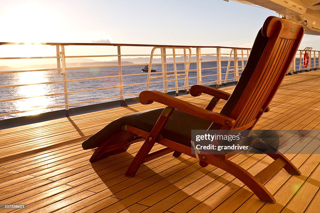 De madera diván en la terraza de un crucero