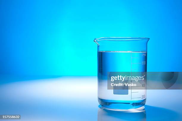 wissenschaft-ausstattung - becherglas stock-fotos und bilder