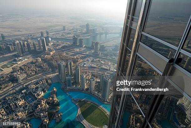 luftbild von der skyline von dubai. - burj khalifa stock-fotos und bilder