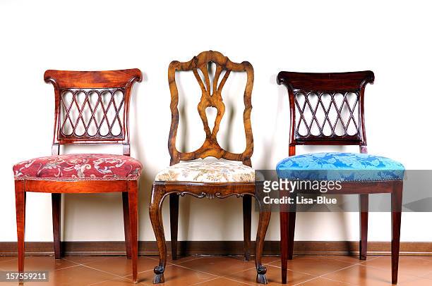 trois chaises vintage - art deco furniture photos et images de collection