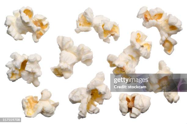 las palomitas de maíz en blanco aislado - pop corn fotografías e imágenes de stock