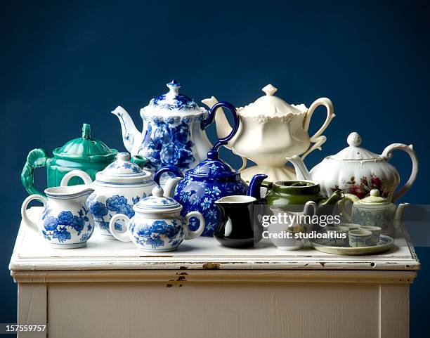 antique teapots - theepot stockfoto's en -beelden