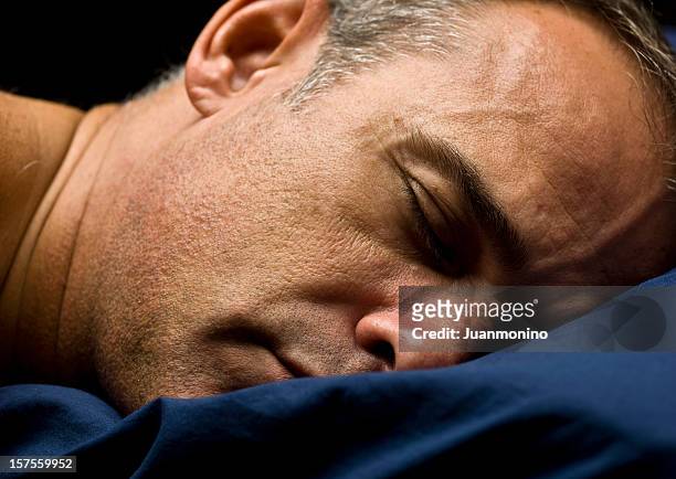 älterer mann schlafen auf blaue kissen - schnarchen mann stock-fotos und bilder