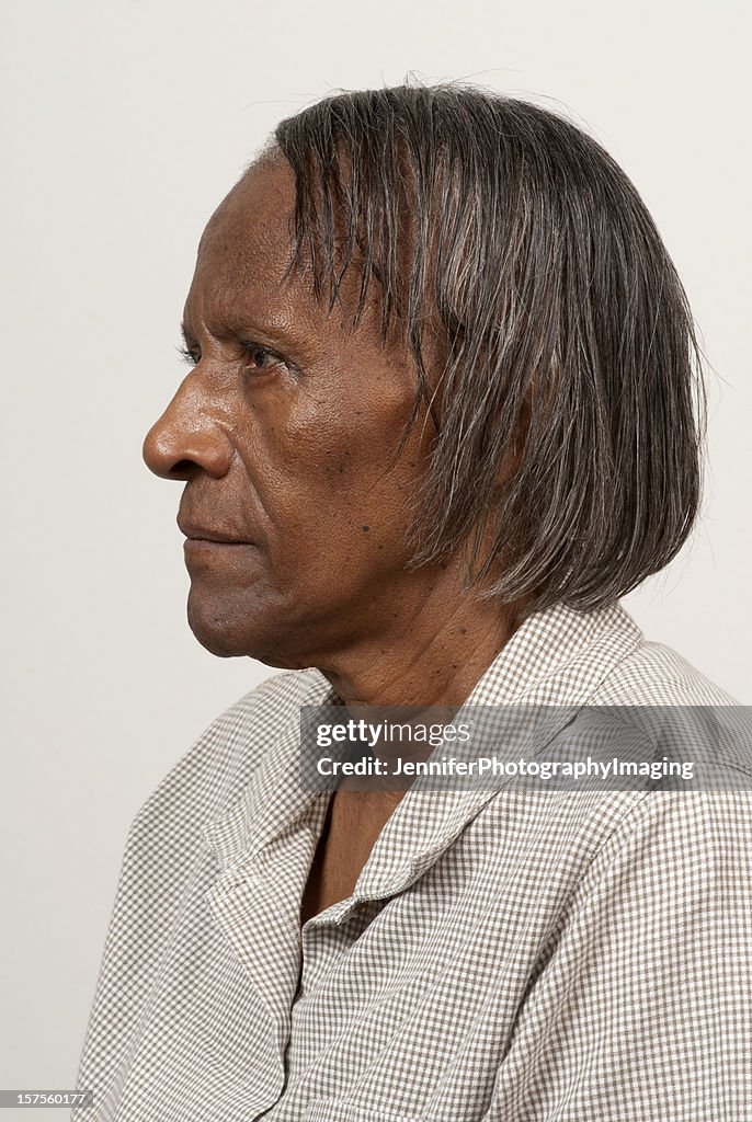 Profilo di una donna nera anziana