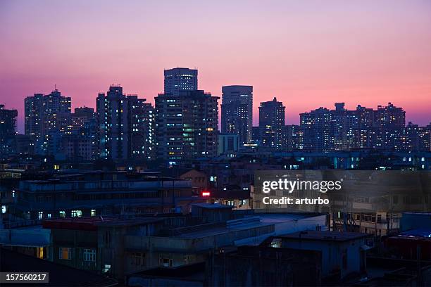 mumbai skyline bei nacht - mumbai stock-fotos und bilder