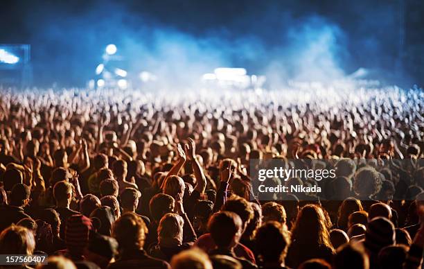 a torcer multidão - popular music concert imagens e fotografias de stock