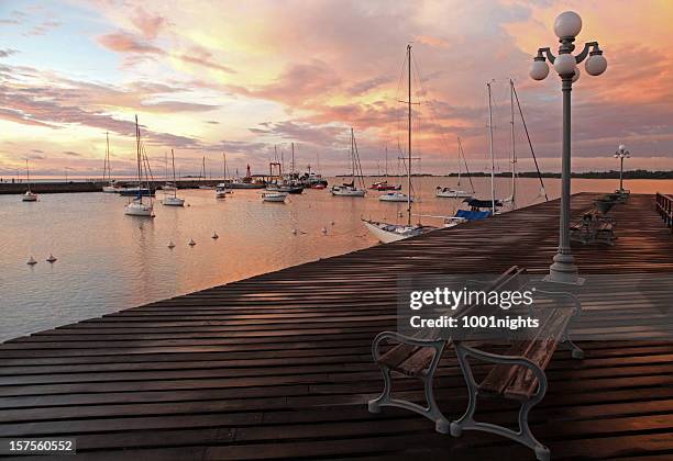 pôr do sol em colonia del sacramento, uruguai - uruguai - fotografias e filmes do acervo