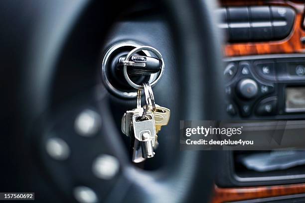 starting the car - car key in ignition lock - sleutelboshanger stockfoto's en -beelden