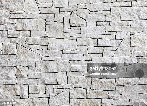 muro di pietra-vista anteriore, molti blocchi - gesso roccia foto e immagini stock