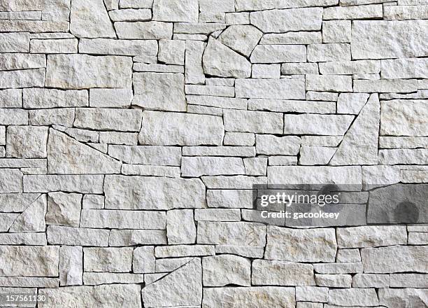 limestone wall - front view, many blocks - stenen muur stockfoto's en -beelden