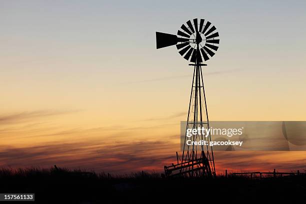 wunderschöner sonnenuntergang und windmühle - texas v kansas stock-fotos und bilder