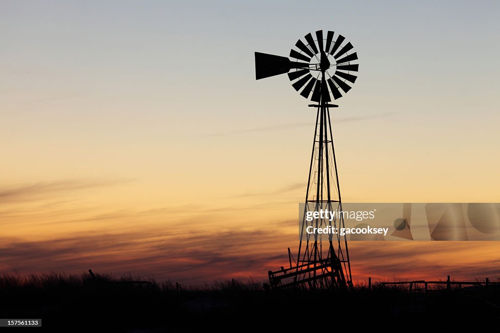 Hermosa puesta de sol y del molino de viento