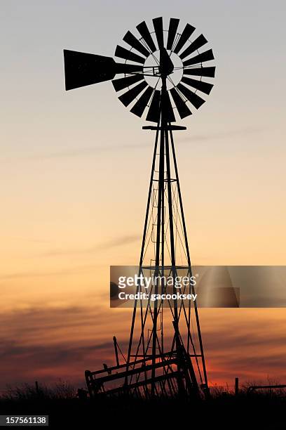 tramonto e mulino a vento - texas v kansas foto e immagini stock