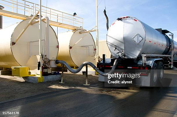 cisterna transeferring en depósitos de aceite combustible - oil tank fotografías e imágenes de stock
