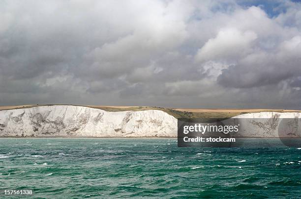 bianche scogliere di dover, nel kent, inghilterra - bianche scogliere di dover foto e immagini stock