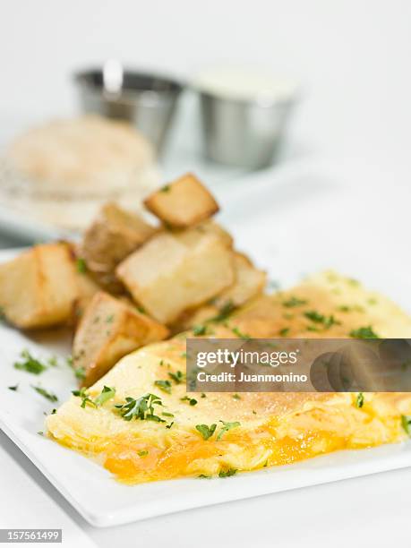 cheese omelette - vierkant bord stockfoto's en -beelden