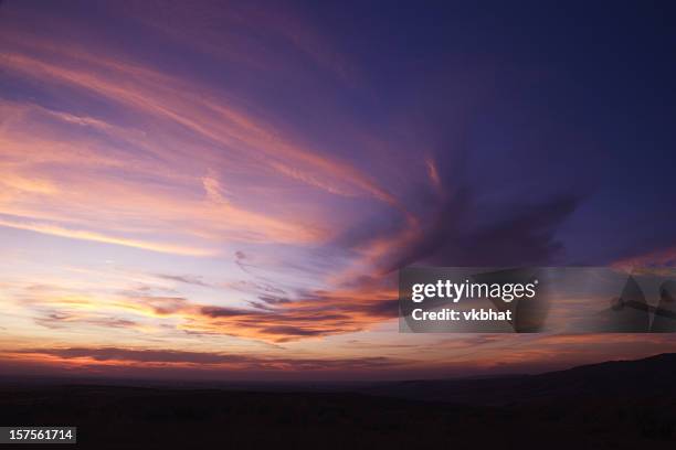 美しい夕日 - 夕暮れ ストックフォトと画像