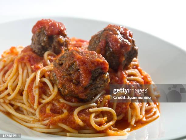 plate of spaghetti with three meatballs - tomatenpasta stockfoto's en -beelden