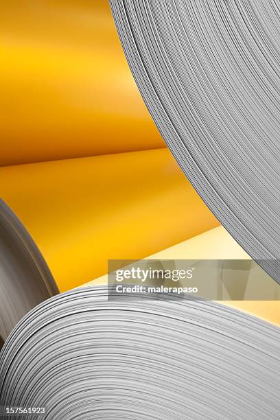 rollo de papel. - industria papelera imágenes fotografías e imágenes de stock