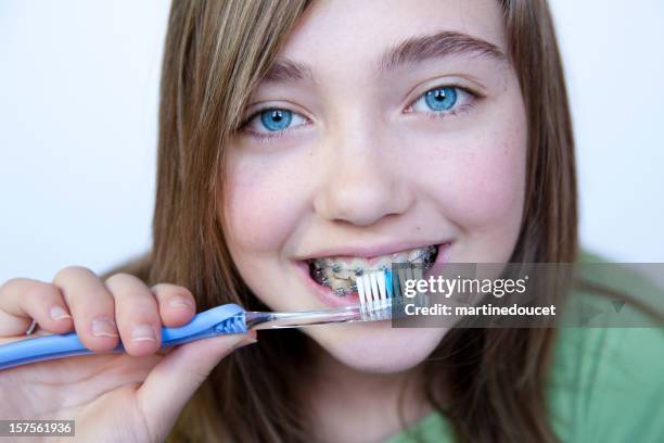 若い少女青い瞳を歯みがきで中括弧ます。 - toothbrush ストックフォトと画像