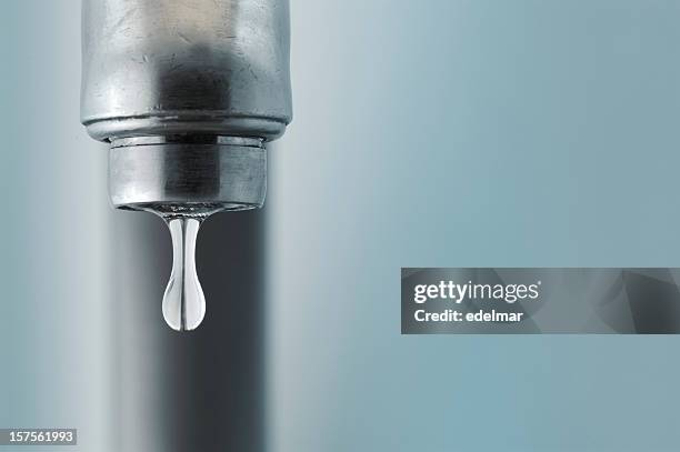 el grifo goteo - gota a gota fotografías e imágenes de stock