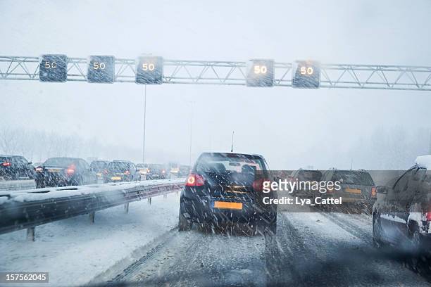 gefährliches fahren # 4 xxxl - winter car window stock-fotos und bilder