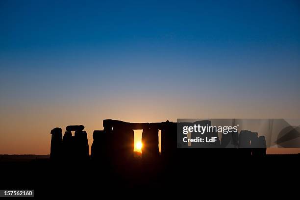 atardecer en stonehenge - solsticio de verano fotografías e imágenes de stock