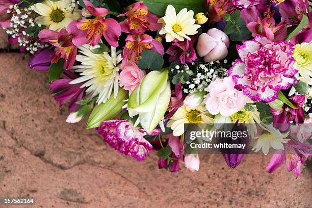 mixed flower corner on stone - memorial 個照片及圖片檔