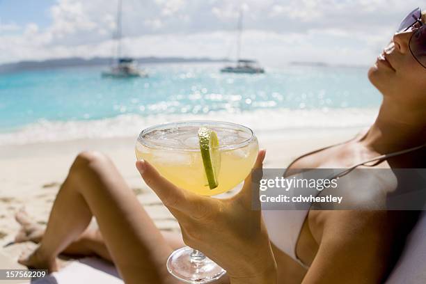 mujer relajante en la playa para beber cóctel de margarita - margarita beach fotografías e imágenes de stock