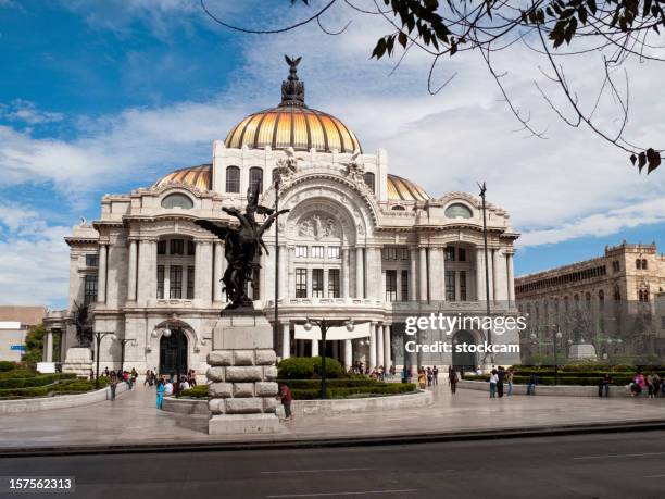 palacio de bellas artes di città del messico - statua di belle arti foto e immagini stock