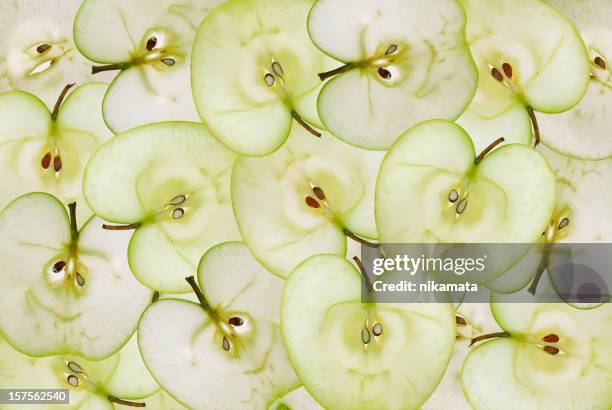 grüner apfel hintergrund - querschnitt stock-fotos und bilder