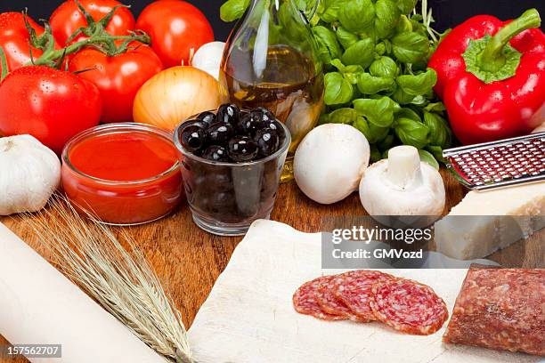 pizza los ingredientes - ingrediente fotografías e imágenes de stock