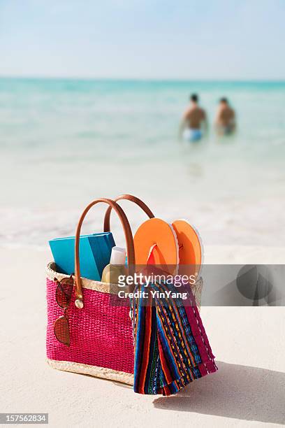 borsa da spiaggia estiva, abbigliamento per vacanze crema solare, accessori - beach bag foto e immagini stock