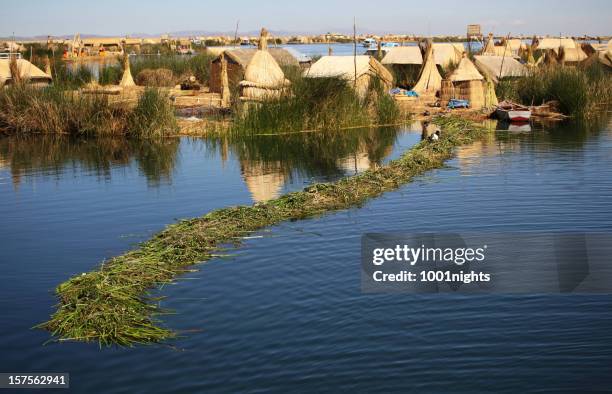 floating island titicaca peru - uroseilanden stockfoto's en -beelden