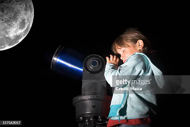 bambino guardando la luna - astronomia foto e immagini stock