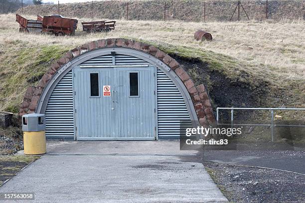 subterráneo bunker de almacenamiento - shelter fotografías e imágenes de stock