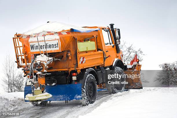 winter-service in aktion-schlechte straßenbedingungen - snowplow stock-fotos und bilder