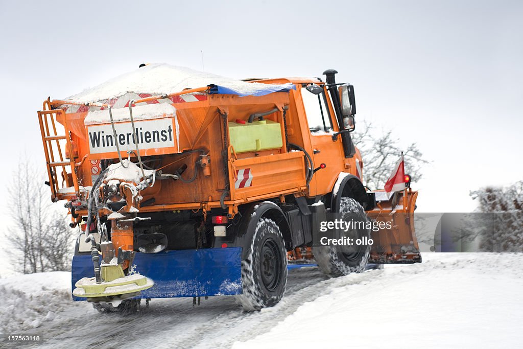 Servicio de invierno en acción-mala las condiciones del camino