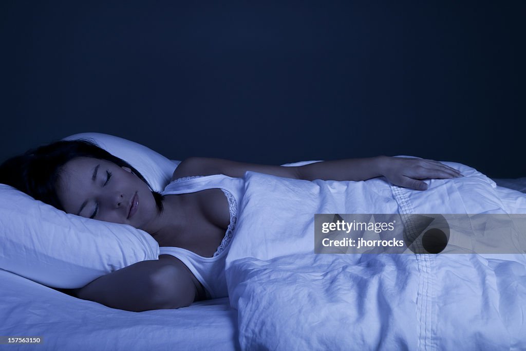 Joven mujer durmiendo Blissfully