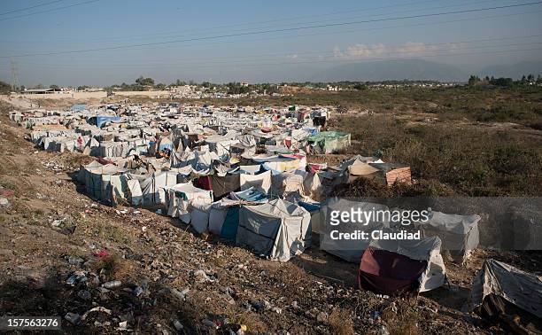 idp camp in haiti - refugee camp stock pictures, royalty-free photos & images