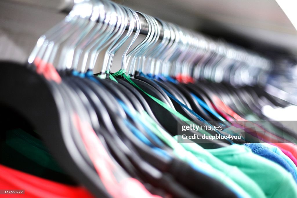 T-shirts auf dem Kleiderbügel