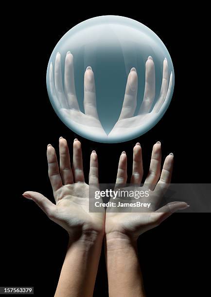 wahrsagerin's hände mit glühend crystal ball - crystal ball stock-fotos und bilder