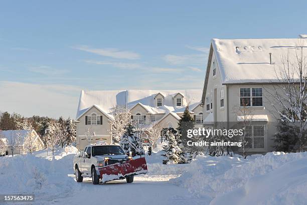 snow plowing truck in action - snowplow 個照片及圖片檔
