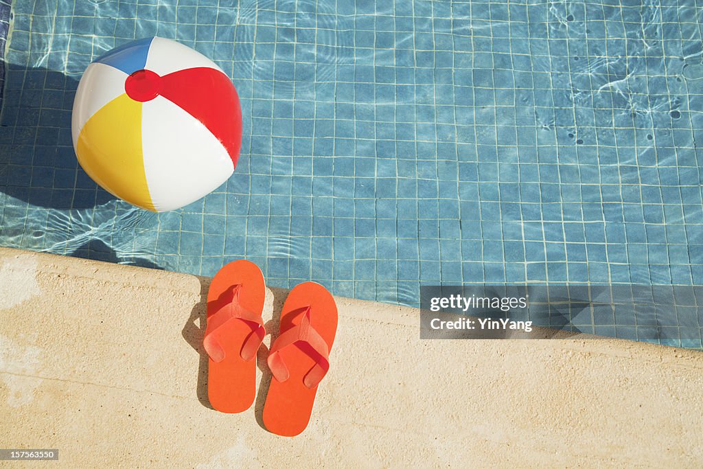 Swimmingpool im Sommer Urlaub Spaß mit schwimmenden Beach Ball, Sandalen