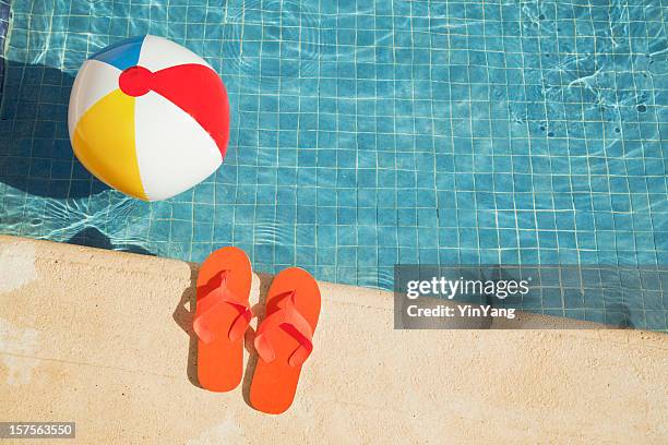 piscine vacances d'été amusant avec ballon de plage flottants, sandales - tiled floor stock photos et images de collection