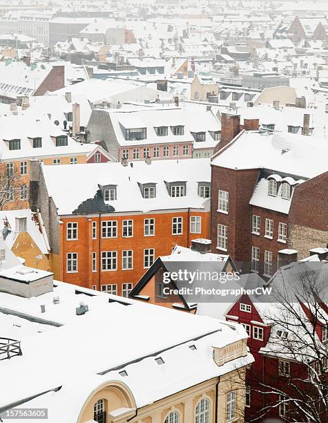 schneebedeckte dächer in kopenhagen - copenhagen winter stock-fotos und bilder