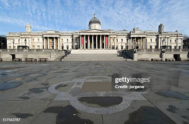 die national gallery in trafalgar square, london - trafalgar square stock-fotos und bilder