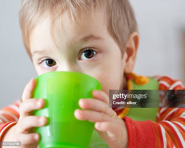 niño bebiendo una taza - baby cup fotografías e imágenes de stock