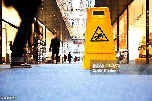 sinal de perigo em um shopping mall - risco imagens e fotografias de stock