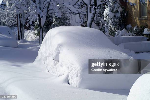 car after snow storm - deep snow stockfoto's en -beelden